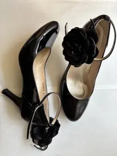 【elegance 卑弥呼】ブラックエナメルヒール フラワー装飾付き22.5cmのサムネイル