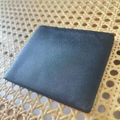 柔らかい黒レザー二つ折り財布　カード入れ　札入れ