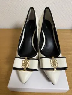 【走れる美脚パンプス】モノグラムパーツリボンフィットパンプス