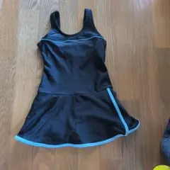 黒色フレアスカート付きワンピース水着