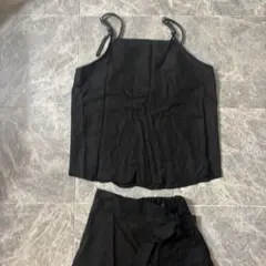 ブラック タンクトップとワイドパンツセットアップ