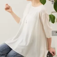人気商品✨BEARDSLEY ビアズリー 後ろドレープTブラウス アイボリーのサムネイル