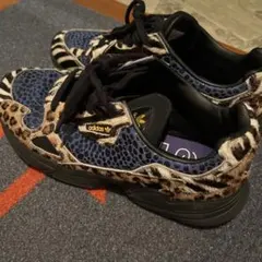 アディダススニーカー