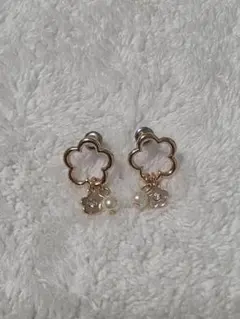 MARY QUANT 花形フープピアス パール付き