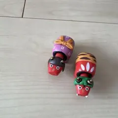 カラフルな牛のカプセルトイ2個セット　あかべこ