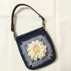 編み物 かぎ針編み お花モチーフのバッグに付けられる小物入れ／ポーチ