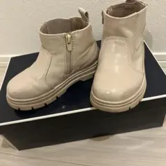 ZARA エナメル ベージュサイドゴアブーツ