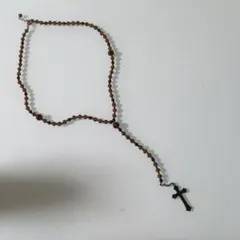 茶色と黒のビーズのロザリオ
