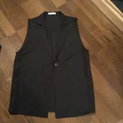 黒のノースリーブジレ