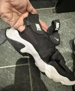Nike ブラック サンダル ストラップ付き
