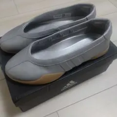 adidas グレー フラットシューズ