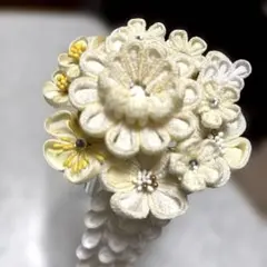 つまみ細工髪飾り　ホワイト　クリーム色