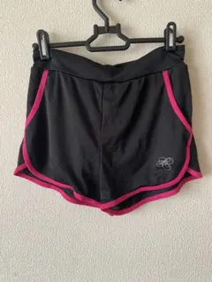 ASICS 黒とピンク ショートパンツ