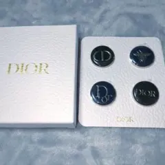 【新品】Diorロゴ入りピンバッジ 4個セット