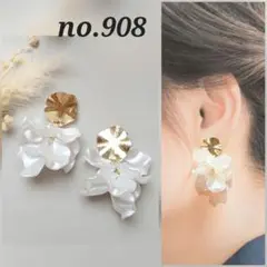 no.908 ボリューム ホワイト 花びら ゴールド ピアス ノンホールピアス