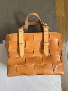 Dakota 編み込みデザイン ハンドバッグ キャメル