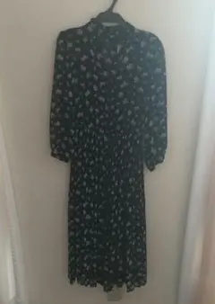 新品ユニクロJoy of printシフォンプリーツワンピース（七分袖）小花柄黒
