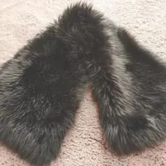 23区濃いグレーフェイクファー スマフラー、ストール、光沢高級感あり。