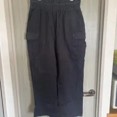 黒いカーゴパンツ ゴムウエスト サイドポケット付き