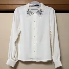 クレマチス刺繍衿ブラウス アンアナザーアンジェラス フィントのサムネイル