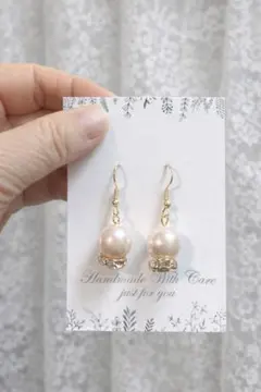 パールとクリスタルが輝く春らしいパール ゴールド ピアス