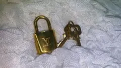 ルイヴィトン 南京錠 320 ゴールド プレゼント付き 新品未使用