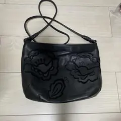 ブラック ショルダーバッグ 花 刺繍 デザイン フェイクレザー
