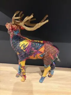 カラフルな木製鹿オブジェ