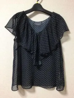 【美品】Spick&Span　フリル付小花柄チュニック 半袖 黒　涼しげのサムネイル