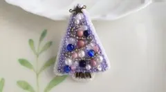 うーや様専用クリスマスツリー型ビーズブローチ(パープル)