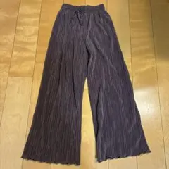 プリーツパンツ