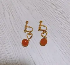 オレンジビーズ ハート型イヤリング