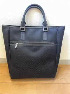 黒いエンボス加工トートバッグ