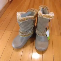 ファー付きのムートンブーツ　crocs