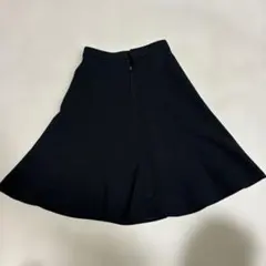 黒のフレアスカート ひざ丈
