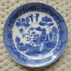 青と白の 風景画の皿