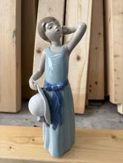 LLADRO　リヤドロ　【若草色の少女（なびかせて）】のサムネイル