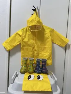 キッズレインコートと長靴2足セット（黄色15センチ・青色14センチ）