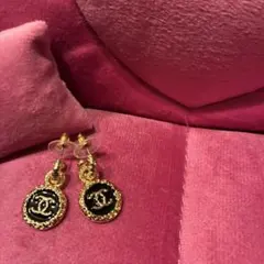 CCロゴ・ ゴールド ブラック ピアス