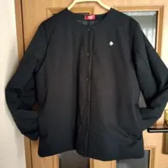 ブラック中綿入りノーカラーブルゾンジャケット(ストレッチ素材採用で動きやすい