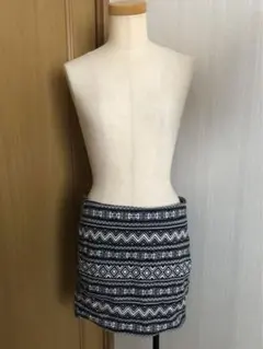 H&M 幾何学模様タイトミニスカート　黒と白