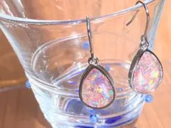 ドロップ型ピアス　揺れる　春　ハンドメイド　ピンク　紫