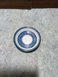 青と白の装飾的な陶器皿 2枚セット