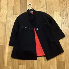 黒いコート 赤い裏地 レースアップ