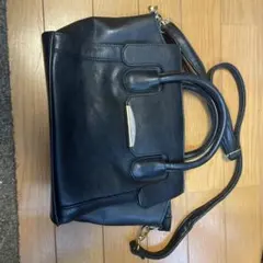 avv 黒のショルダーバッグ ジッパーポケット付き