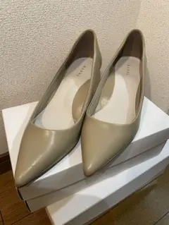 ベージュ ポインテッドトゥ パンプス 低ヒール