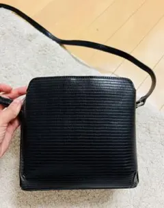 ブラックショルダーバッグ男女兼用　美品