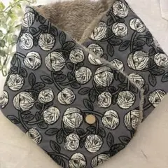 ✳︎ハンドメイド✳︎ふわふわネックウォーマーリネングレー薔薇刺繍ファ
