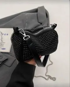 スタッズデザイン ブラックショルダーバッグ