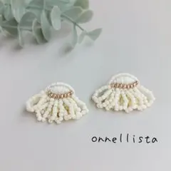 ホワイト じゃらじゃら ビーズ タッセル の ビーズ 刺繍ピアス・イヤリング